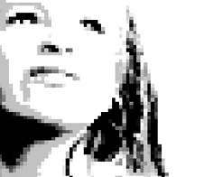 Portrait fillette pixel art avec les yeux levés vers ciel en noir et blanc
