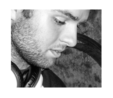 Portrait photo noir et blanc de m2
DJ homme casque ferme rave party