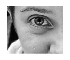 Portrait photo noir et blanc de m2
femme aux yeux riants, visage de face