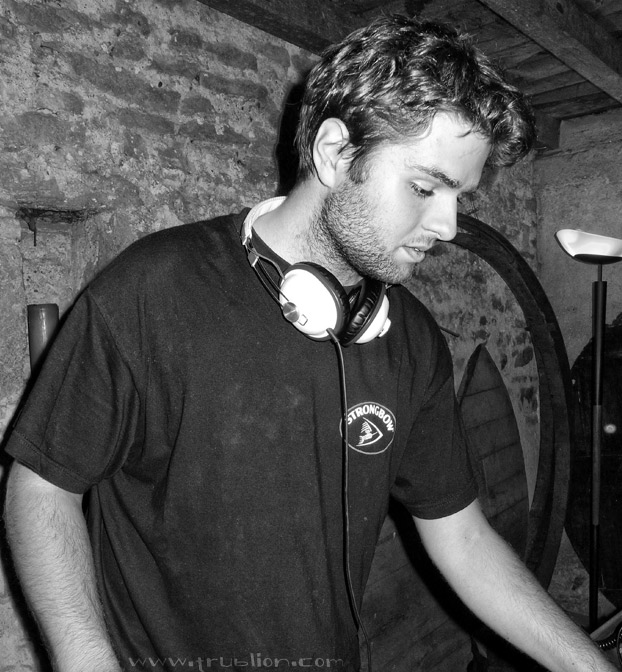 Portrait photo noir et blanc de m2
DJ homme casque ferme rave party