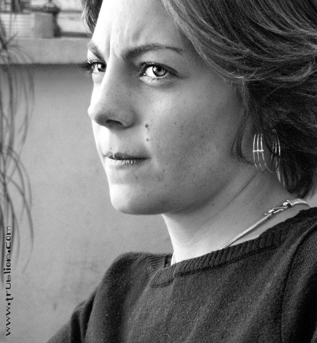 Portrait photo noir et blanc de m2
femme yeux clairs et persants